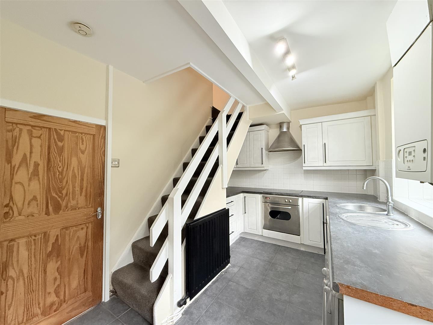 2 bed house - mid terrace in Stockport Road, Mossley – photo 3